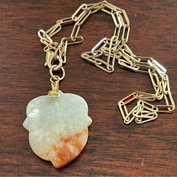 Natural untreated jadeite jade carved leaf pendant & gold tone paperclip chain - Picture 2 of 14